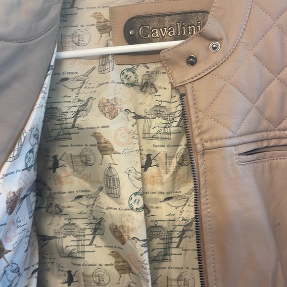 Is in very good condition. Size LG if it on I am to me I running M - Picture 2 of 3